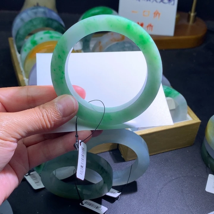 米***钱定制翡翠未镶嵌翡翠手镯