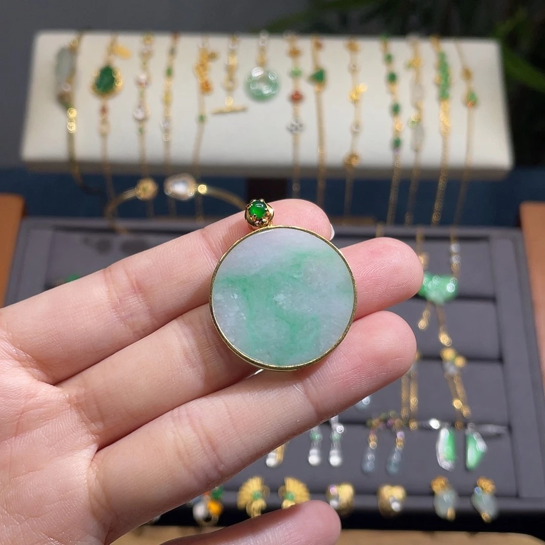 翡翠颈饰18K金镶嵌飘阳绿无事牌