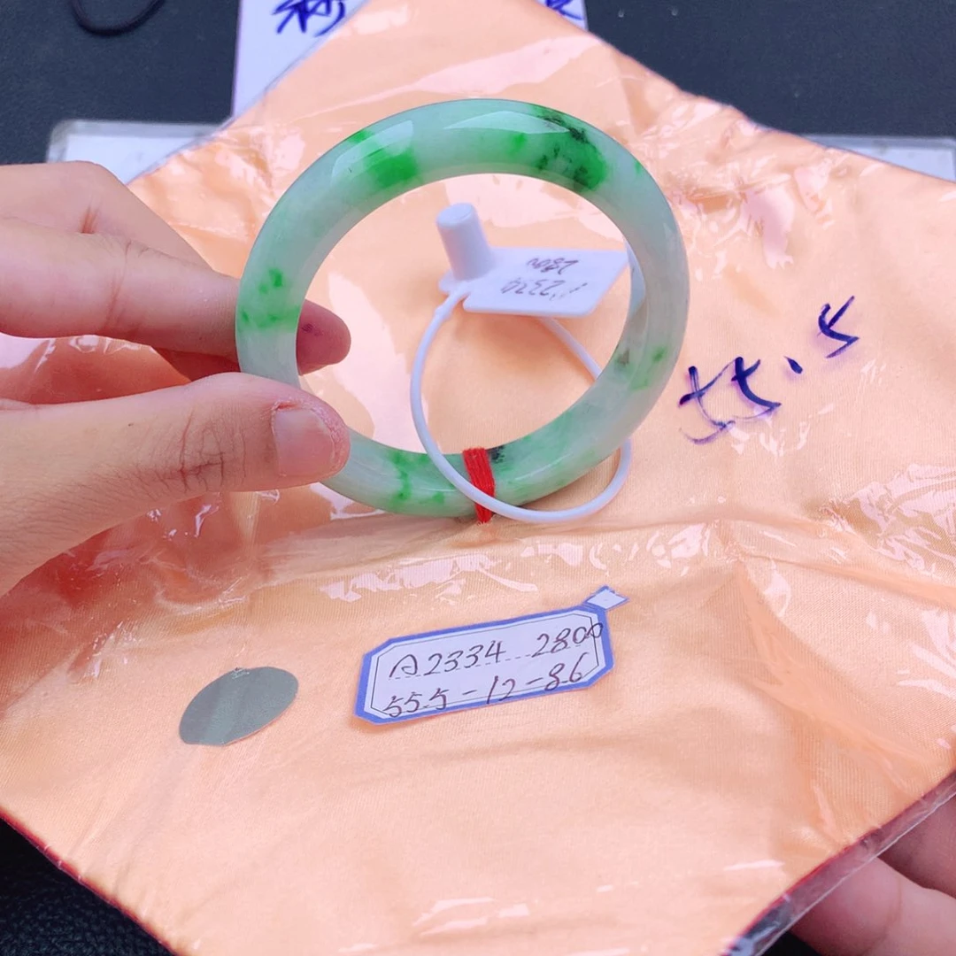 翡翠手镯未镶嵌翡翠