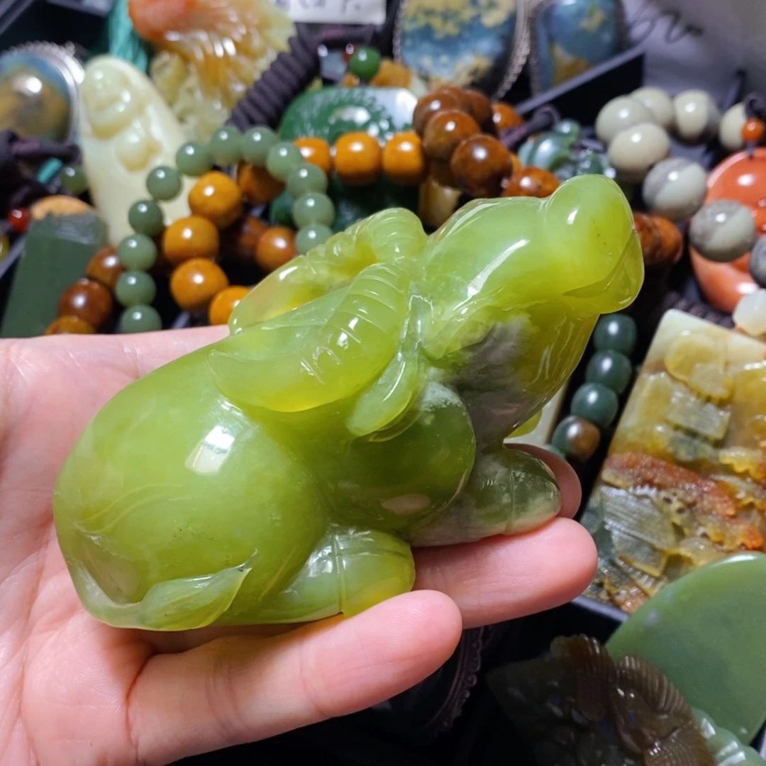 蛇纹石玉未镶嵌颈饰微瑕