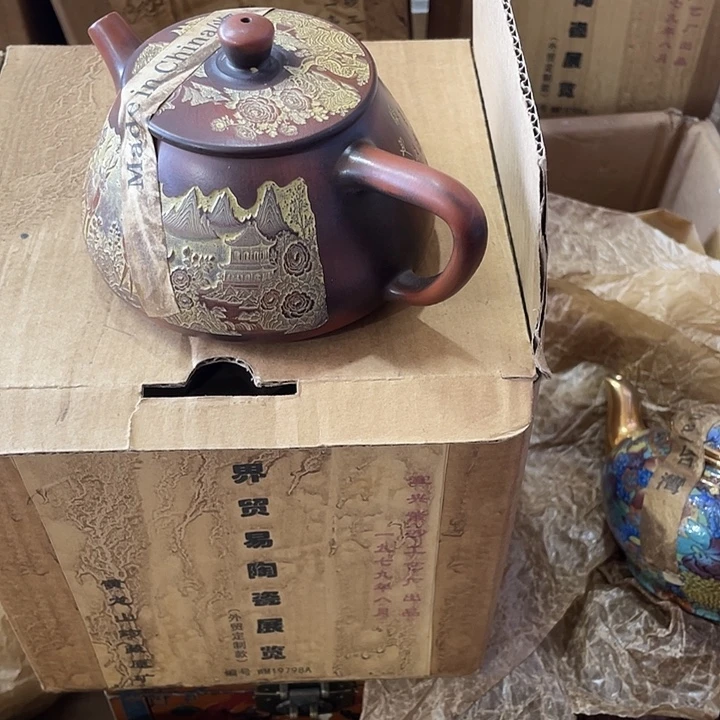 紫砂茶壶原矿泥料，手工制作的一把紫砂壶。