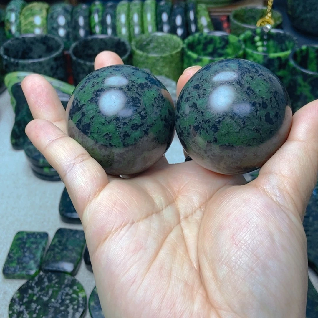 蛇纹石玉健身球未镶嵌