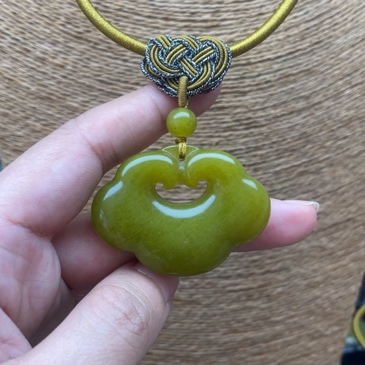 蛇纹石玉吊坠合金