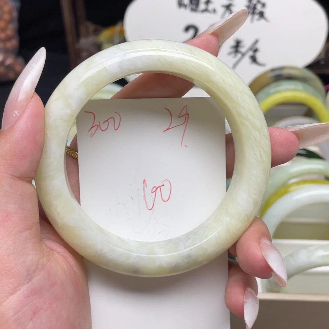 亓***？蛇纹石玉未镶嵌手镯