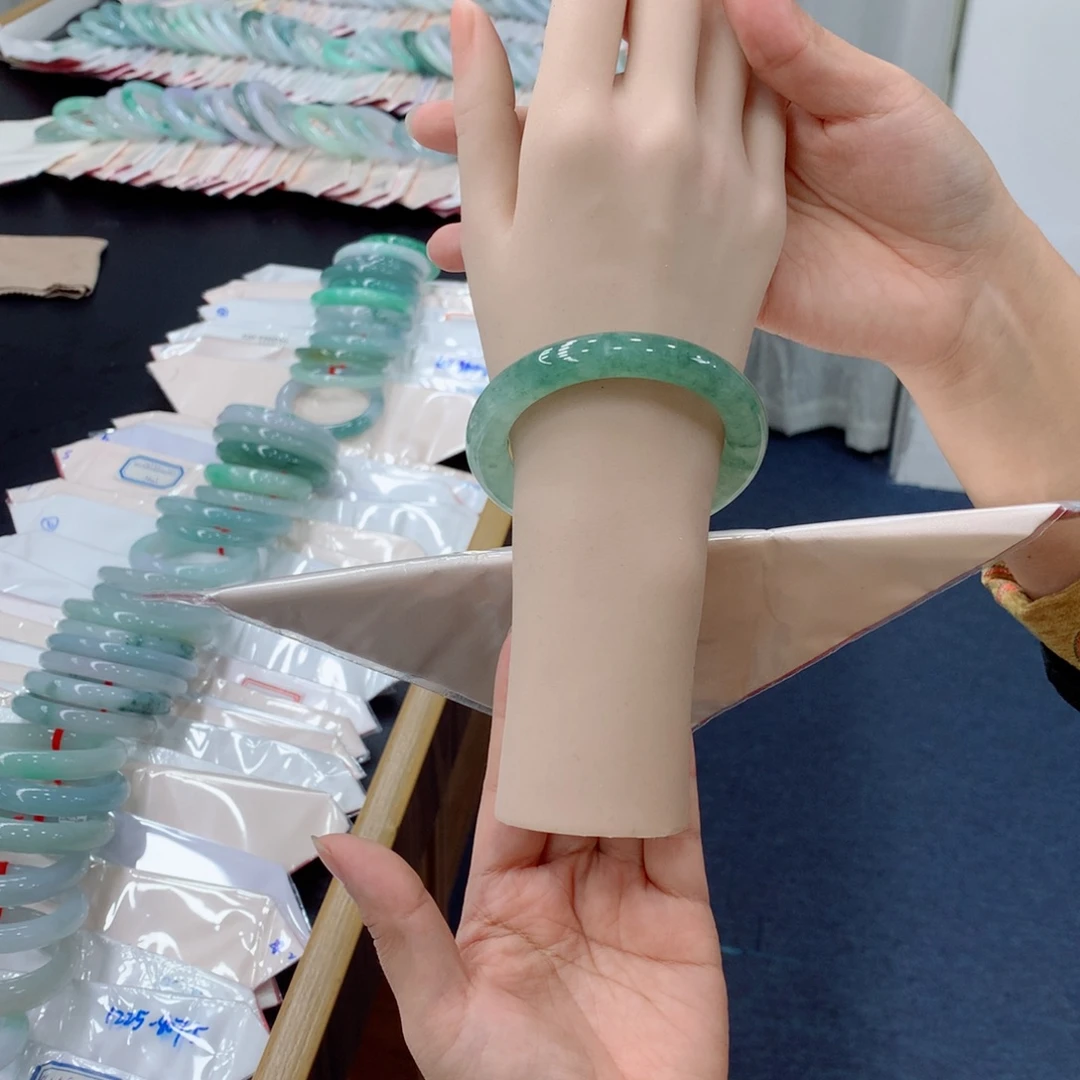 哏***哏翡翠未镶嵌手镯48小时