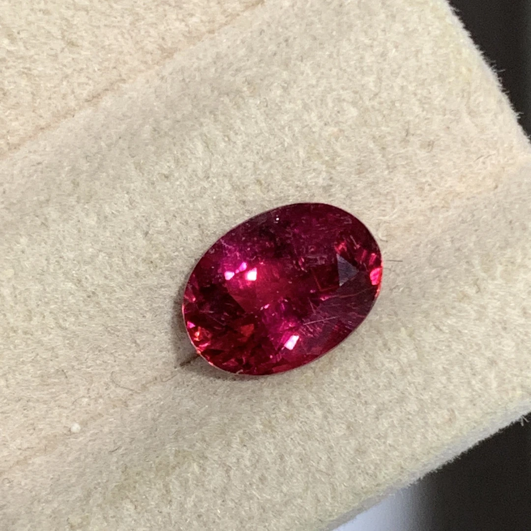 天然彩宝卢比莱碧玺裸石 椭圆7x9.2重2.02ct 满火彩可配现托