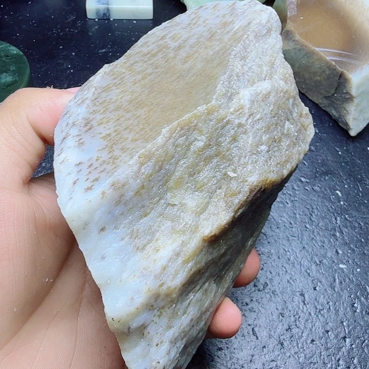 和田玉（糖玉）未镶嵌珠宝奇石