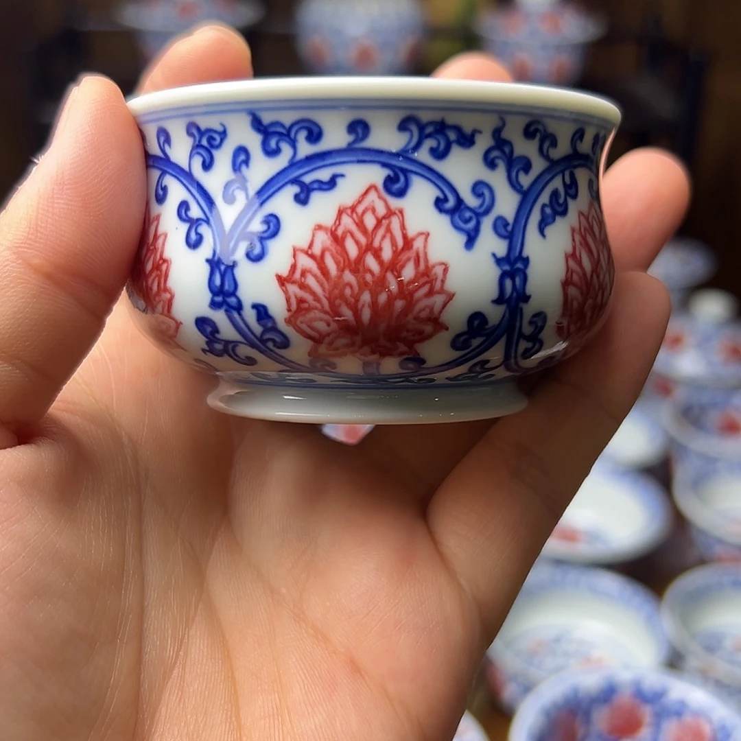 青花釉里红满绘炉式杯活动款