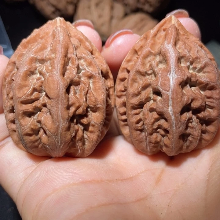 文玩核桃把件东北楸子小雪150瑕疵