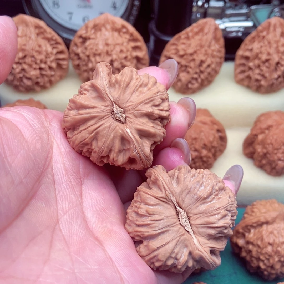 文玩核桃吊坠白狮全40