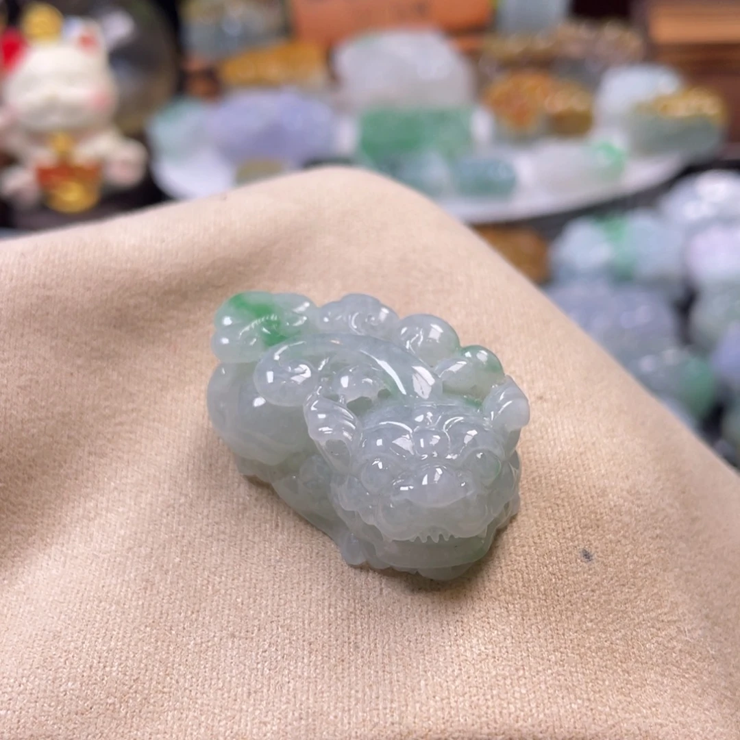翡翠未镶嵌颈饰貔貅