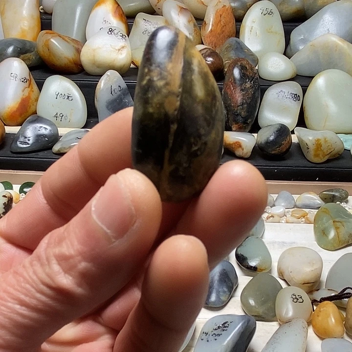 和田玉未镶嵌颈饰墨籽吊坠