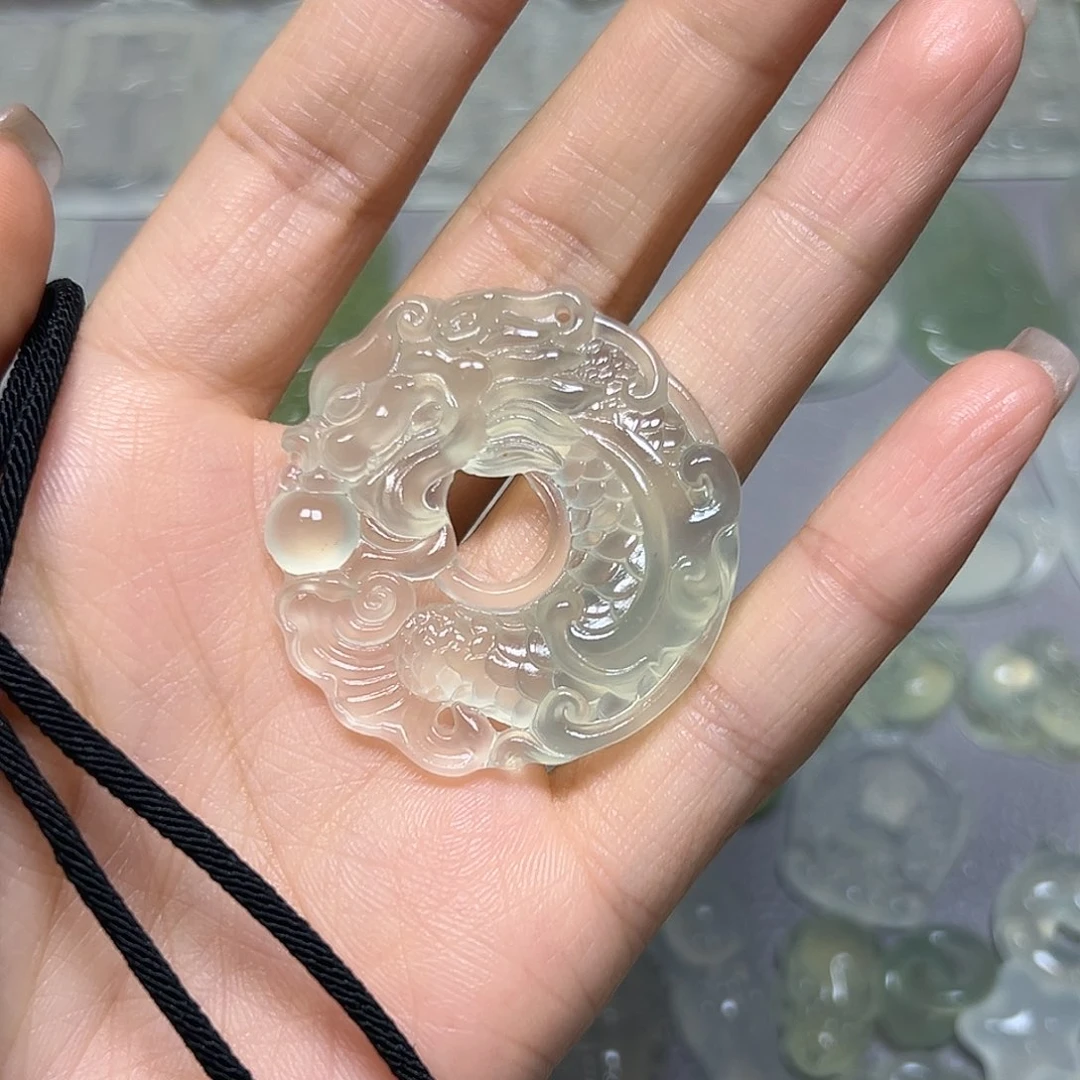 U***z蛇纹石玉未镶嵌颈饰