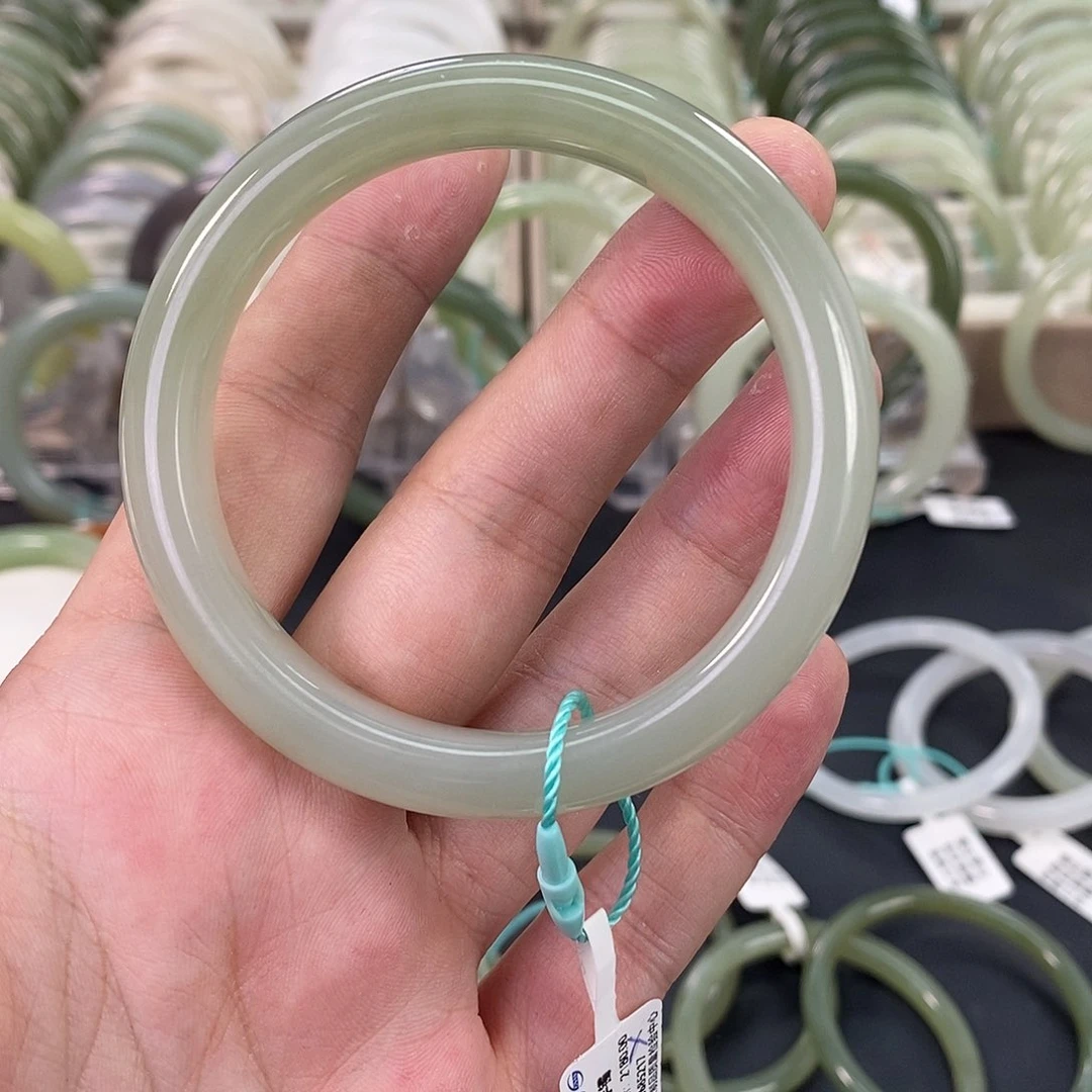 和田玉和田玉手镯未镶嵌5556有纹