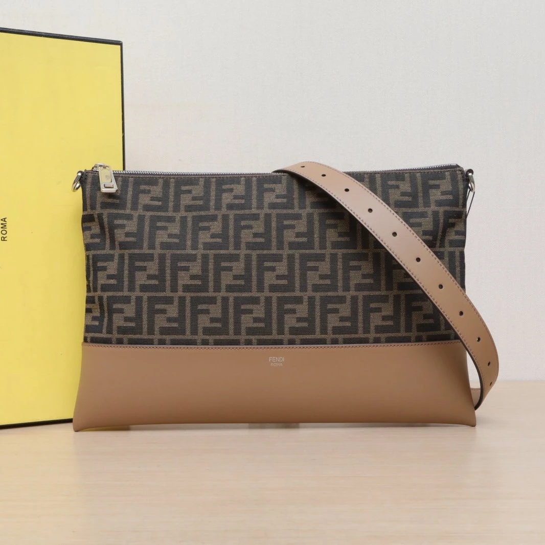 99新 FENDI/芬迪 【娇】斜挎包 36cm 牛角包P235093190