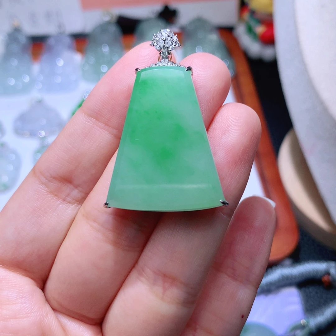 颈饰18K金镶嵌翡翠无事牌