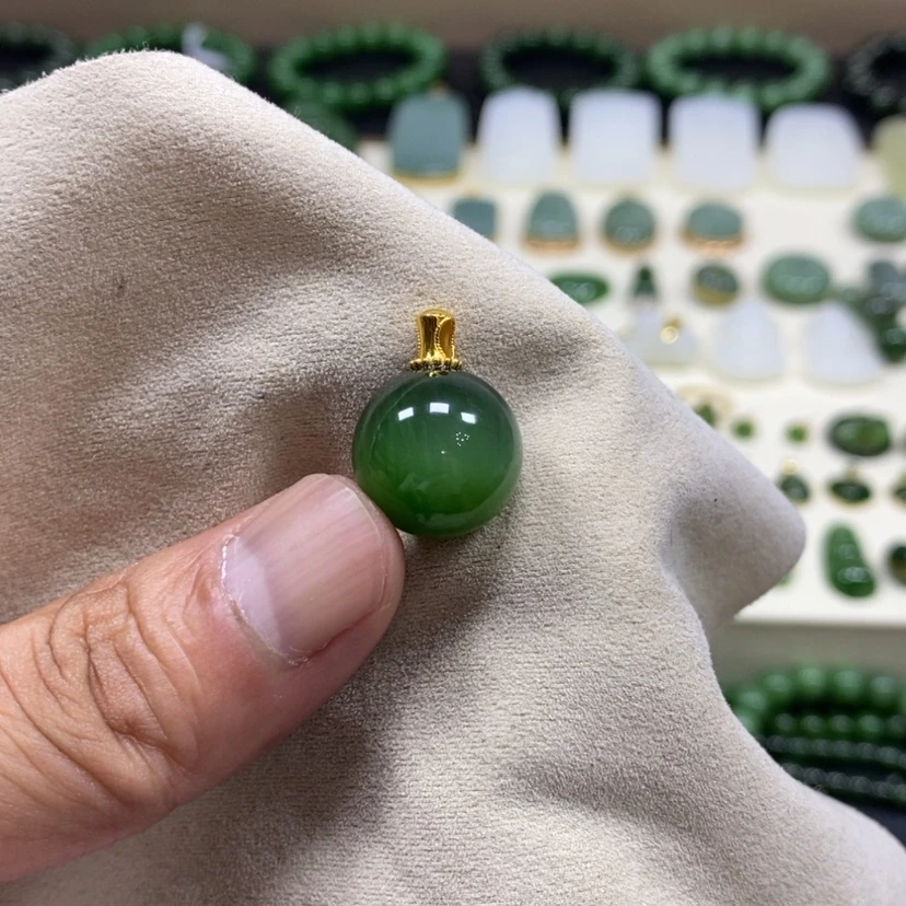 【闪购商品】颈饰18K金镶嵌和田玉（碧玉）哈***+