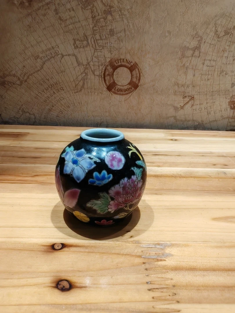 墨底粉彩花卉纹中式小罐