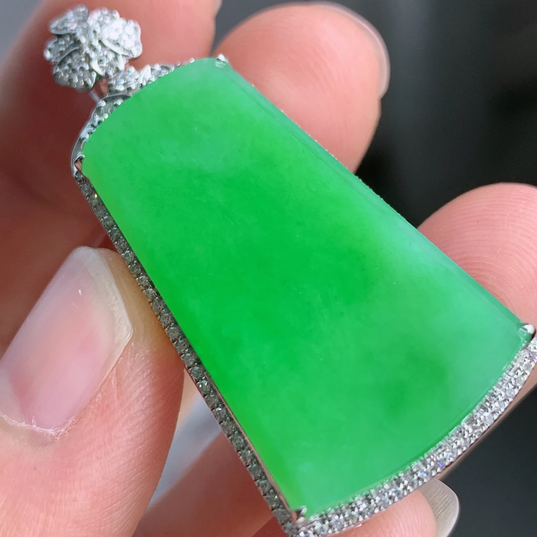 天然缅甸A货翡翠冰种阳绿方形无事牌镶嵌18K金吊坠绿色精致时尚01