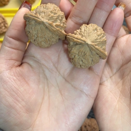 文玩核桃吊坠2三角白