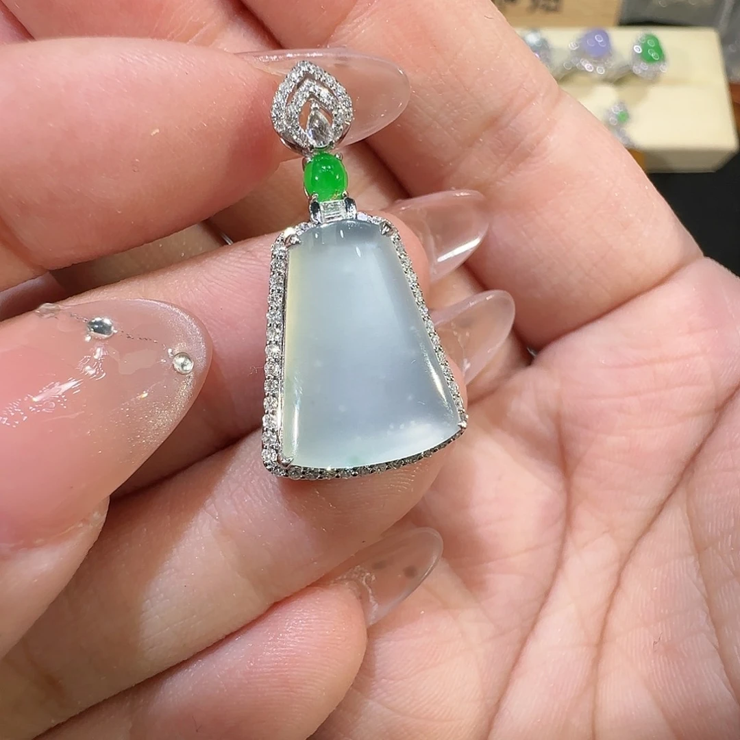 【闪购商品】颈饰18K金镶嵌翡翠