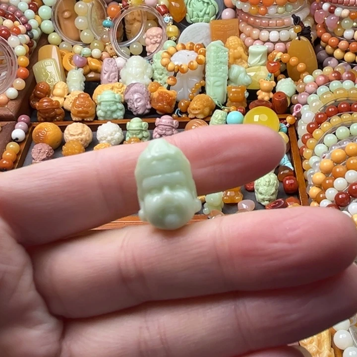 石英质玉（缅黄）未镶嵌珠宝半成品捡漏黄财神