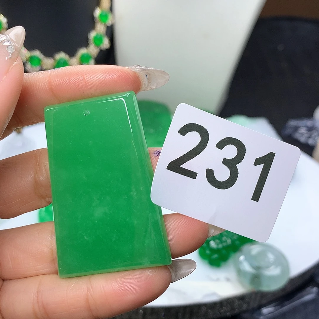 翡翠吊坠(赠链)未镶嵌