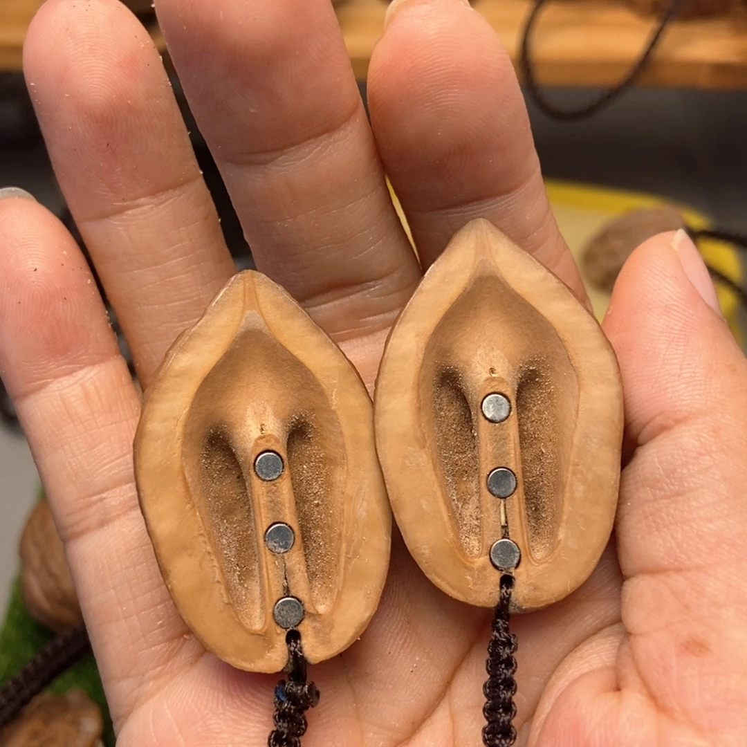 .****文玩核桃吊坠秋子