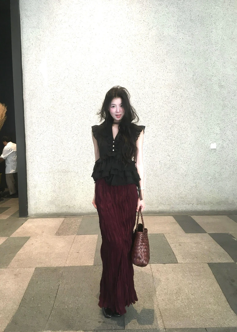 2025夏季新款韩系穿搭高级感V领黑色上衣褶皱半身裙气质两件套女