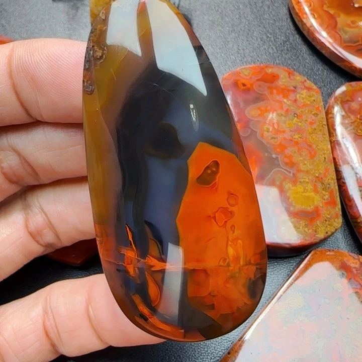 玛瑙/玉髓战国红未镶嵌行**止