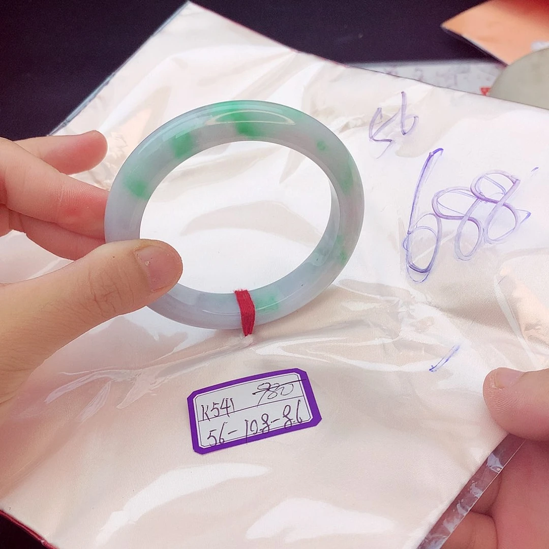 翡翠手镯未镶嵌翡翠
