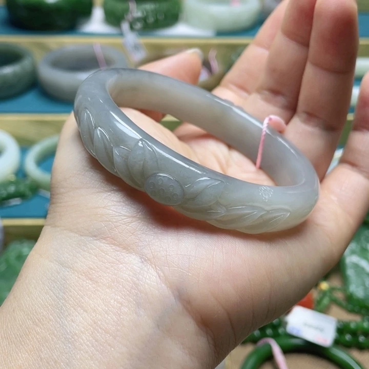 和田玉手镯61圈口。编号50贵妃镯未镶嵌小**?