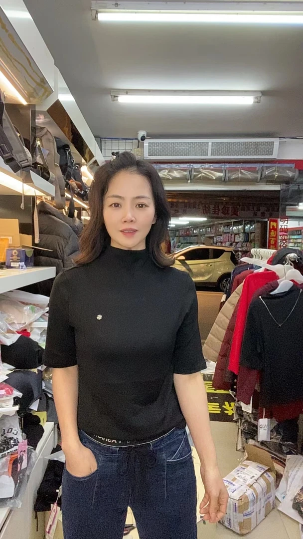 《霞姐服饰》春季新款中领净版短袖女百搭显瘦潮流货号：