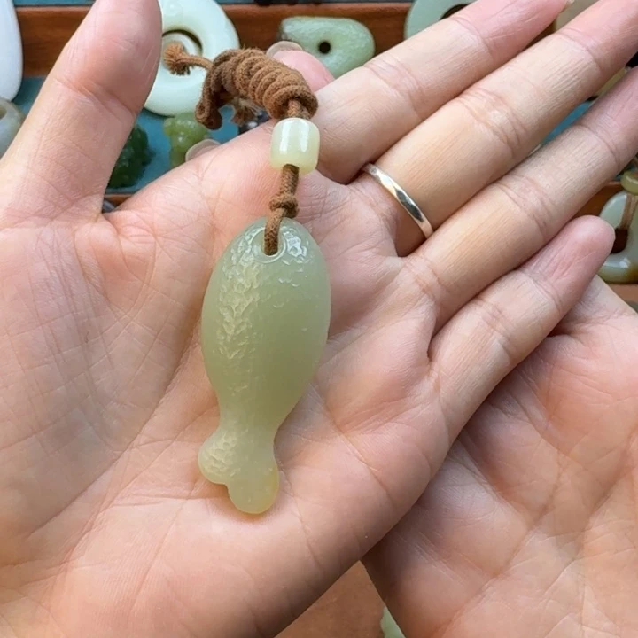 麦****颈饰未镶嵌和田玉