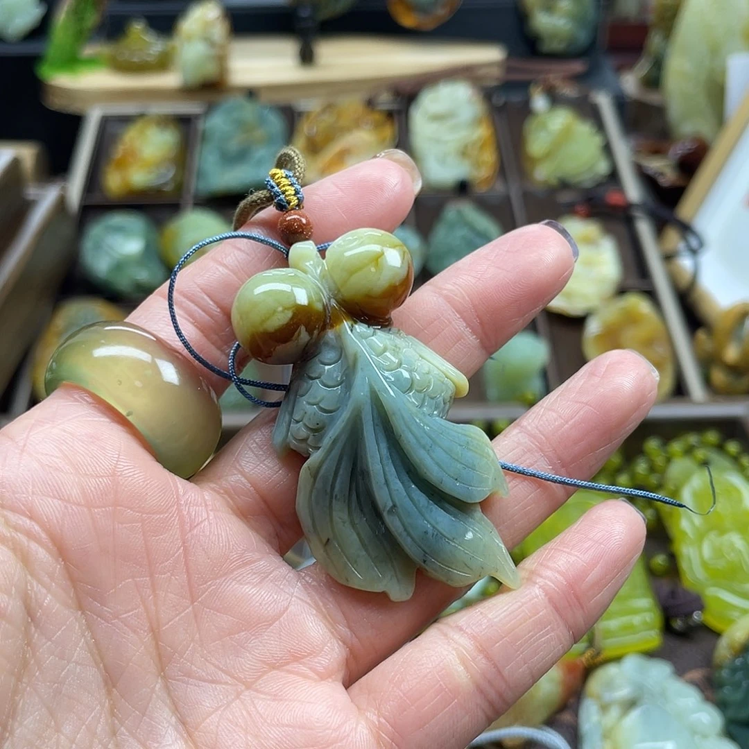 蛇纹石玉颈饰未镶嵌肖****装花玉俏色金鱼