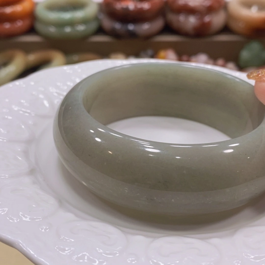 【闪购商品】未镶嵌手镯石英质玉