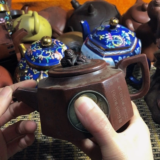 紫砂茶壶原矿泥料手工制作的紫砂壶。