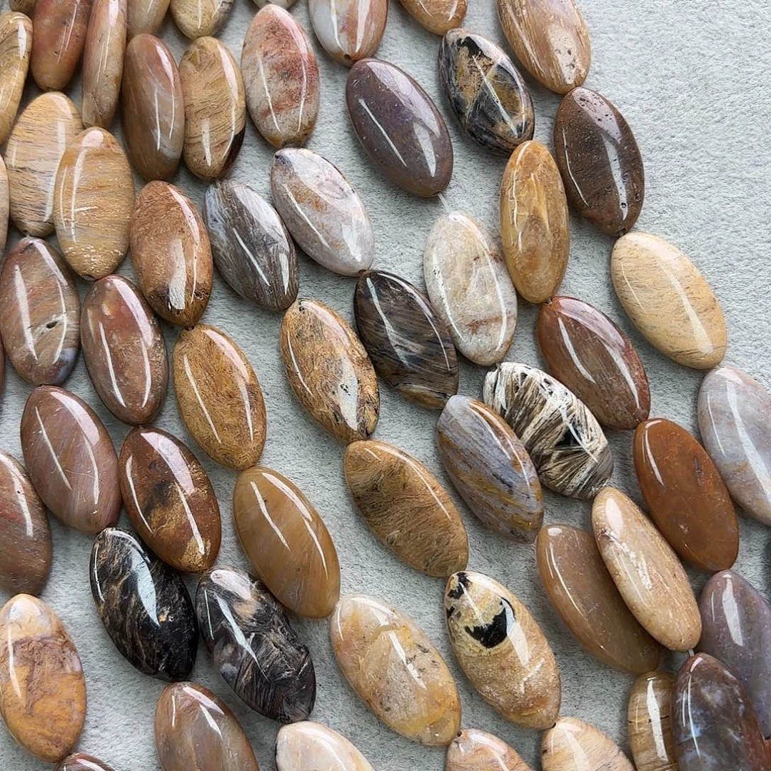 玛瑙/玉髓未镶嵌珠宝半成品16×30树化石长蛋型一条