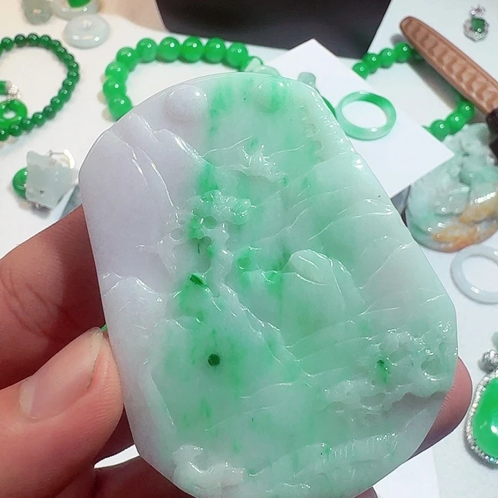 颈饰未镶嵌翡翠先检后发，一物一证