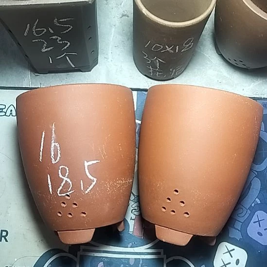 红泥三角两个花盆花泥