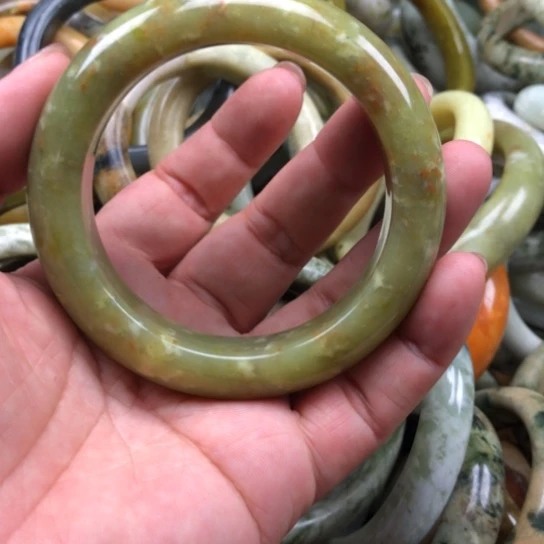 蛇纹石玉未镶嵌手镯曼**华