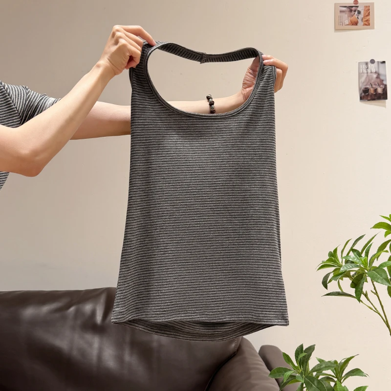 2025夏季新款灰黑条纹挂脖U领设计修身显瘦收腰外穿时尚小背心女