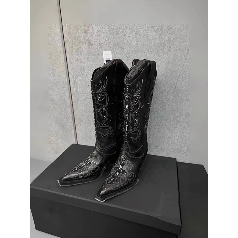 吴宣仪同款尖头刺绣西部牛仔靴显瘦重工铆钉辣妹长筒靴女不过膝潮