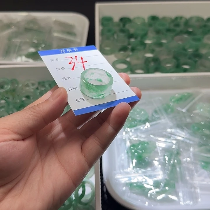 石英质玉（非洲翠）未镶嵌戒指