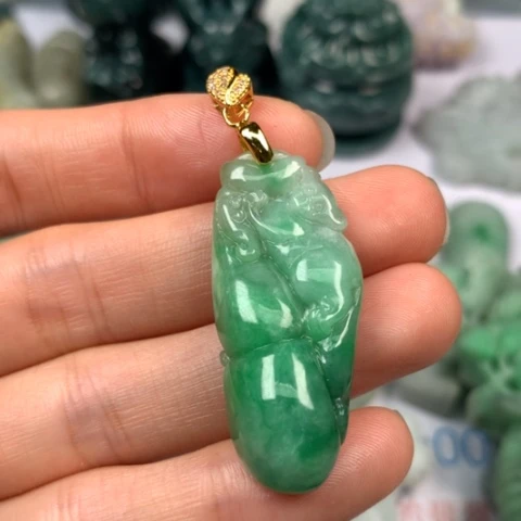 翡翠颈饰未镶嵌蔚*