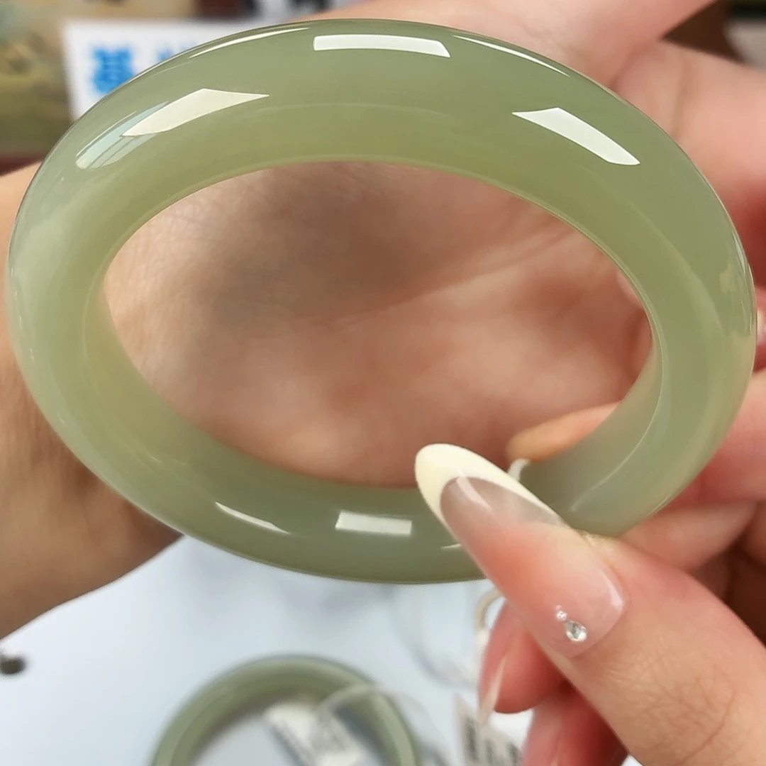 和田玉未镶嵌手镯