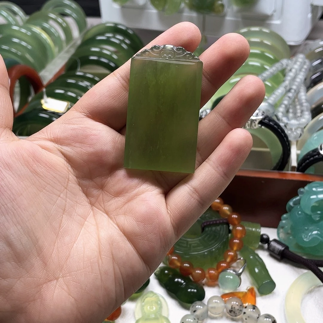 蛇纹石玉未镶嵌颈饰