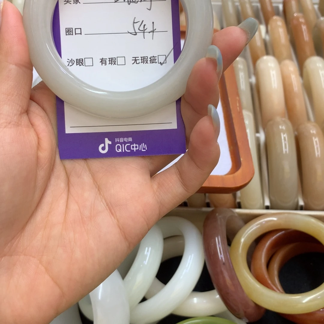 晓***婷石英质玉未镶嵌手镯