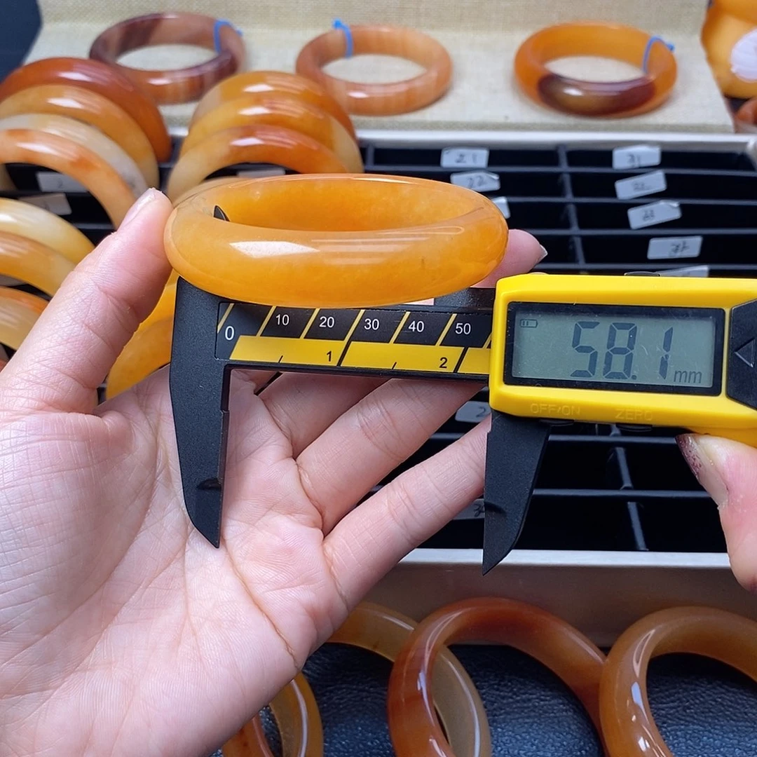 未镶嵌石英质玉（黄龙玉）手镯19号