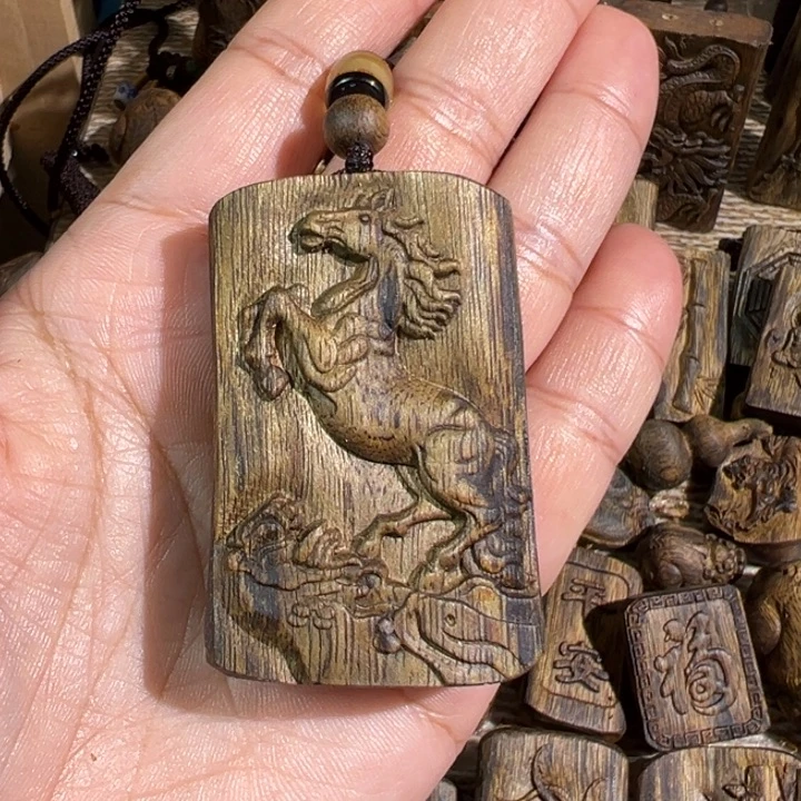 沉香沉香碎屑白棋楠沉香雕刻牌11.7克